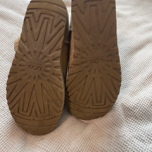 UGG Women’s Classic Short Boot Sand - Picture 8 of 10